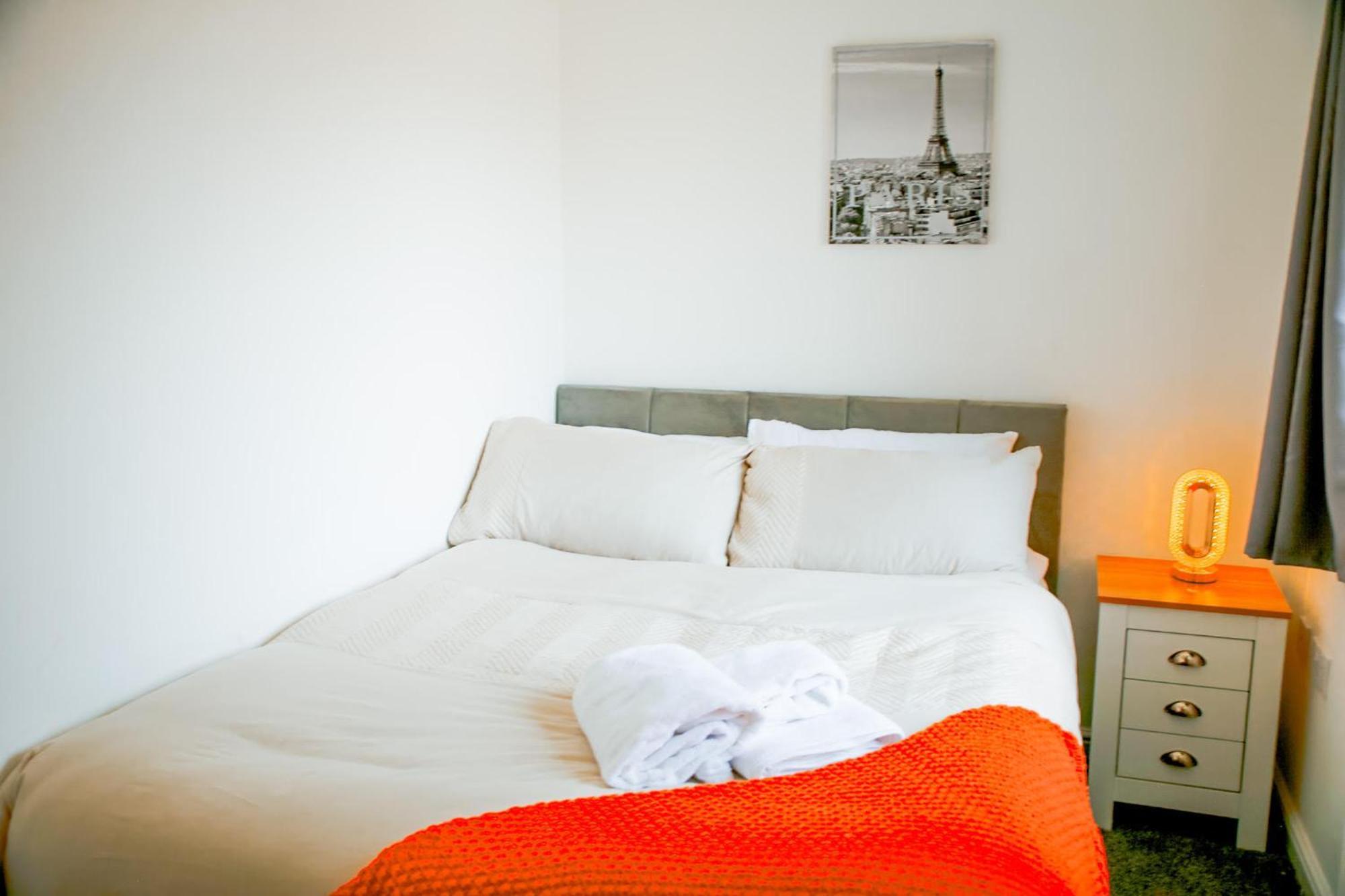 The Wynne House - 3 Bedroom Luxury House With 5 Beds & Free Parking Near City Centre, And A Walking Distance To The Etihad Stadium & Coop Live Arena - Manchester — Photos 3